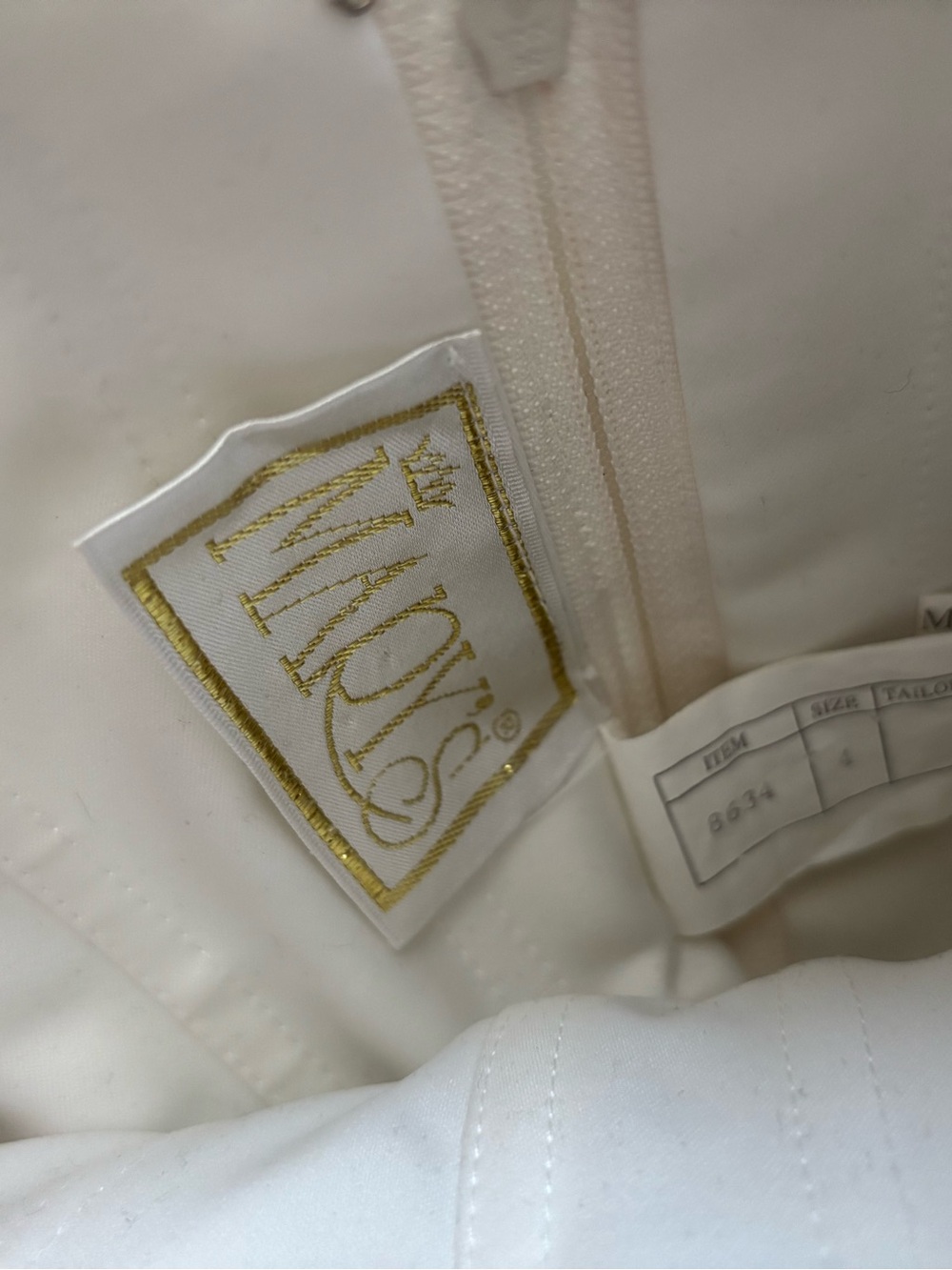 Vintage Elegant White Wedding Dress with Long Embroidered Train - Picture 9 of 16